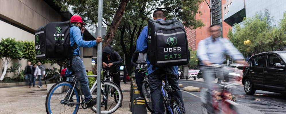 Así trabajan las personas que permiten que no salgas de casa